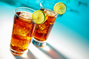 Fototapeta na wymiar Cuba Libre, Cocteles y bebidas alcoholicas en base a ron y cola