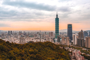 Fototapeta premium Skyline of Taipei cityscape Taipei 101 building of Taipei financial city ,Taiwan