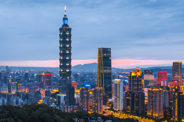 Naklejka premium Skyline of Taipei cityscape Taipei 101 building of Taipei financial city ,Taiwan