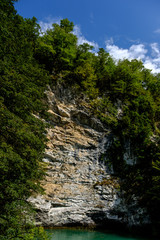 Obraz premium Mountain lake under the cliff in sunny day