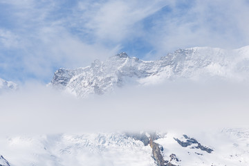 Fototapeta premium Malowniczy widok na zaśnieżone góry w pochmurny dzień, widok na zaśnieżony Matterhorn, Zermatt, Szwajcaria