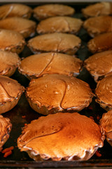 Típico pan dulce mexicano preparado en panadería, llamado pie de queso
