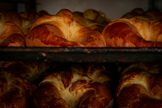 T&iacute;pico pan dulce mexicano preparado en panader&iacute;a, llamado cuerno o crossaint