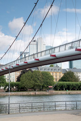 Obraz premium Skyline and Holbeinsteg Bridge, Frankfurt