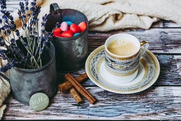 Tasse de café à la cannelle, tasse en porcelaine ancienne sur une table en bois avec pots en métal lavande cannelle