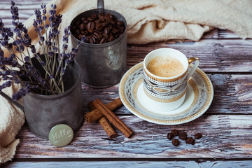 Tasse de café à la cannelle, tasse en porcelaine ancienne sur une table en bois avec pots en métal lavande cannelle