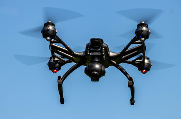 fliegende Drohne vor blauem Himmel, Luftaufnahme © wWeiss Lichtspiele