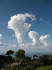 Panorama con nuvole che sembrano una cartina geografica