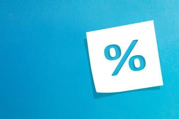 Note paper with percentage on blue background
