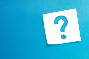 Note paper with question mark on blue background  - obrazy, fototapety, plakaty