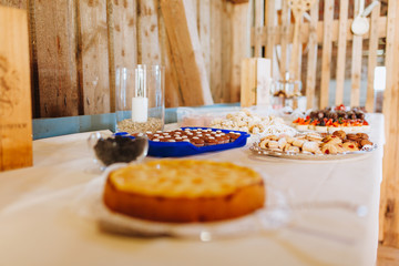Süßes Buffet auf einer Hochzeit Kuchen und Pralinen