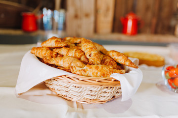 Süßes Buffet auf einer Hochzeit Kuchen und Pralinen