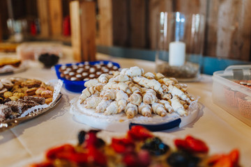Süßes Buffet auf einer Hochzeit Kuchen und Pralinen
