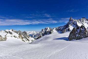 Fototapeta na wymiar Panorama of the Mont Blanc Glacier covered in ski tracks. This is the highest mountain in Europe, in the Alps between Italy and France