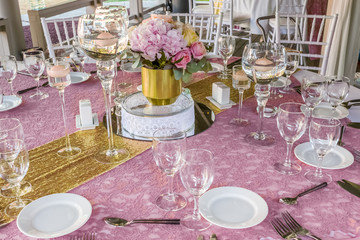 Table préparée pour repas de fête 