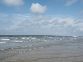 Sankt Peter-Ording - Pfahlbauten, Salzwiesen, Strandkörbe und Strand an der Nordseeküste am Nationalpark Wattenmeer