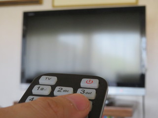 Mani sul telecomando