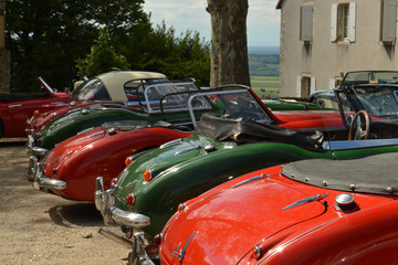 voitures anciennes à Château-Chalon dans le Jura, France