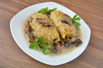 gołąbki z sosem pieczarkowym