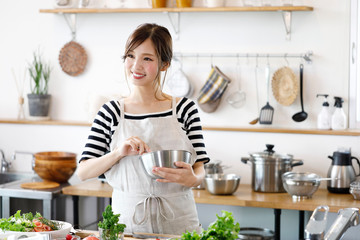 キッチンの若い主婦