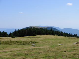 Fototapeta na wymiar Paysage de montagne et colline