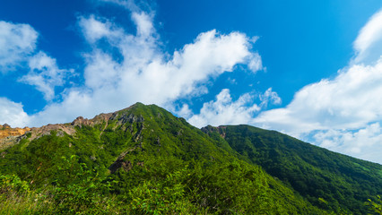 Fototapeta na wymiar 登山道から那須朝日岳を望む