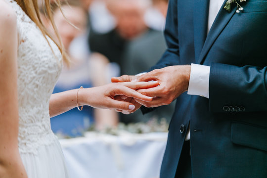 Ringtausch an der Hochzeit Braut & Br&auml;utigam