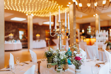 Fototapeta na wymiar Tischdekoration Hochzeit Restaurant Gold und Weiß