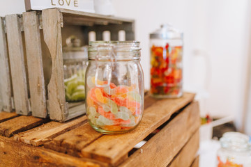 Tischdekoration Hochzeit Restaurant Gold und Weiß