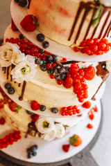 Hochzeitstorte mit frischen Beeren Obst