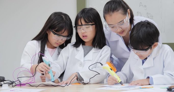 Student using 3d pen at lab. Techer advice students using 3d pen at lab. Technology and Innovation concept.