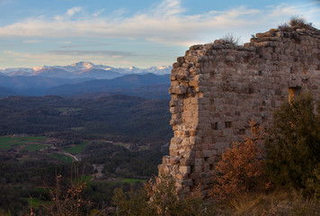 Fototapeta na wymiar Castillo de Llusá (Castell de Lluçà)