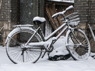 Fototapeta na wymiar Heavy snow in the bike