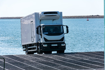 Obraz na płótnie Canvas Camion frigorifico para transporte bajo temperatura dirigida