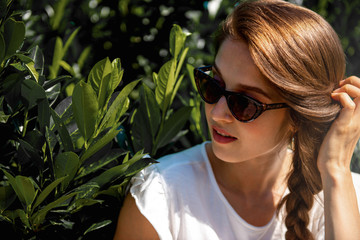 Young woman with sunglasses in the Park	