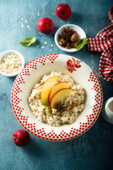 Oatmeal porridge with apple and spices
