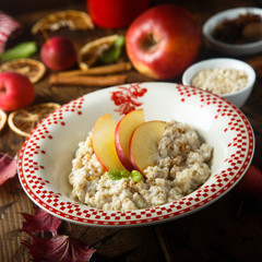 Oatmeal porridge with apple and spices