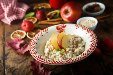 Oatmeal porridge with apple and spices