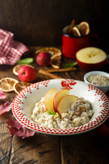 Oatmeal porridge with apple and spices