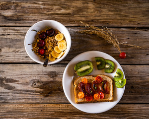Desayuno vegano, saludable, energético. cereales y frutas
