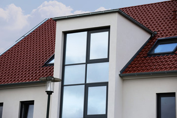 Fototapeta premium Große Fensterfront an modernem Wohnhaus