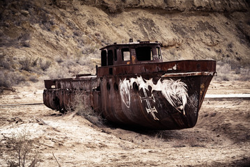 Fototapeta na wymiar abandoned old boat aral sea