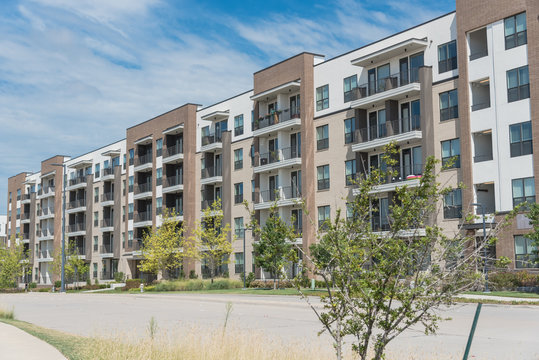 Multistorey Apartment Community Near Empty Street Suburbs Dallas, Texas