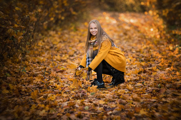 girl walks in the autumn park