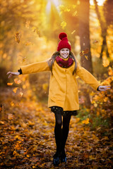 girl walks in the autumn park