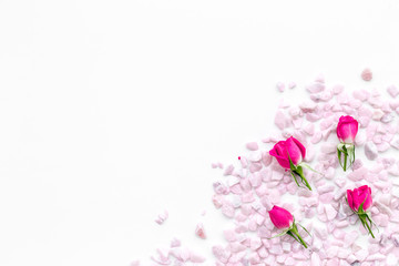 Fototapeta premium decorative pebble and roses frame for design on white background top view mock-up