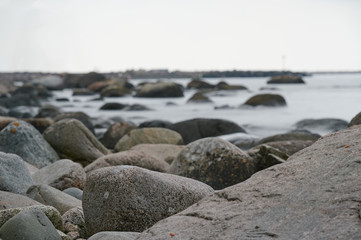 Fototapeta na wymiar Steinige Küste vor der dänischen Insel Bornholm an einem trüben Tag