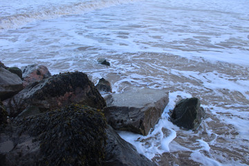 Naklejka premium Waves on Rocks