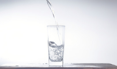  Pour water into the glass