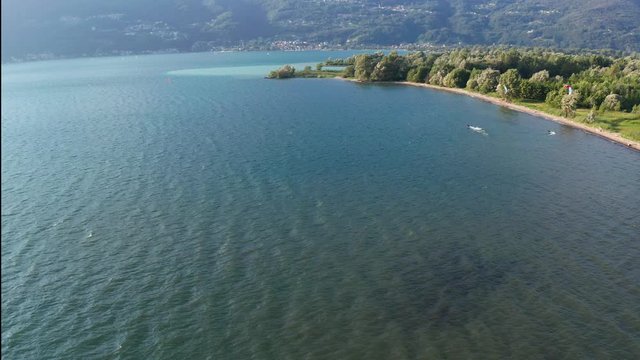 Aerial 4K - Lago di Como (IT) - kitesurfer in azione 